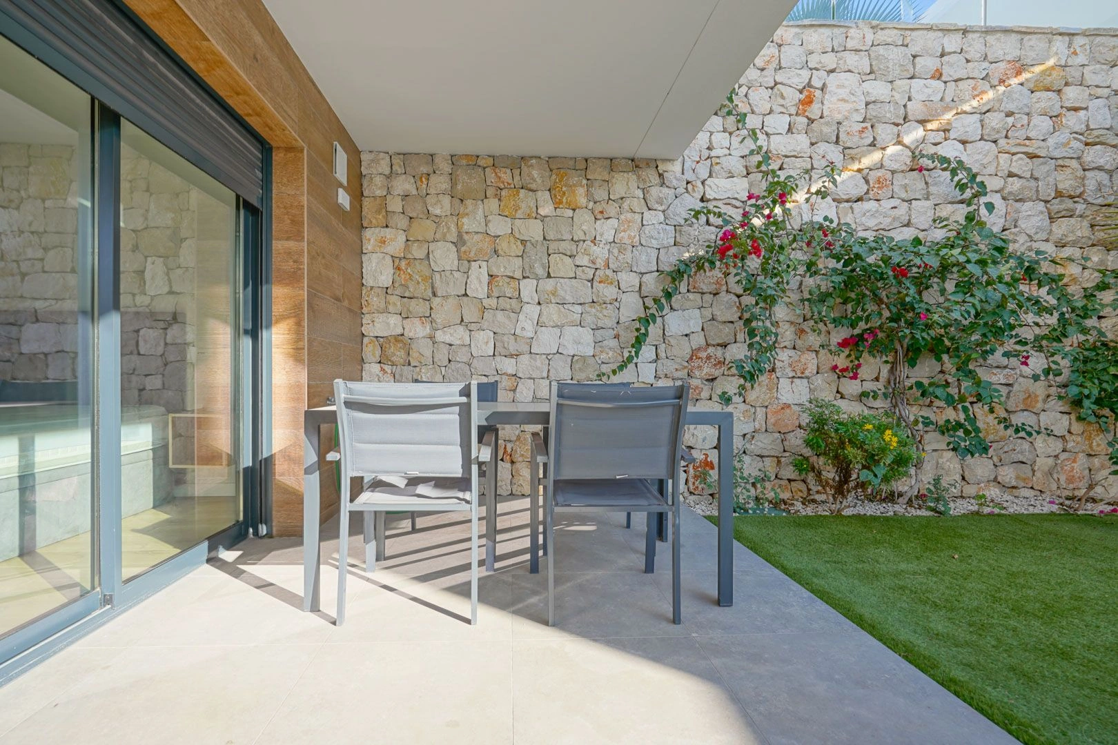 Luminoso y moderno apartamento de dos dormitorios en venta en Cumbre del Sol.