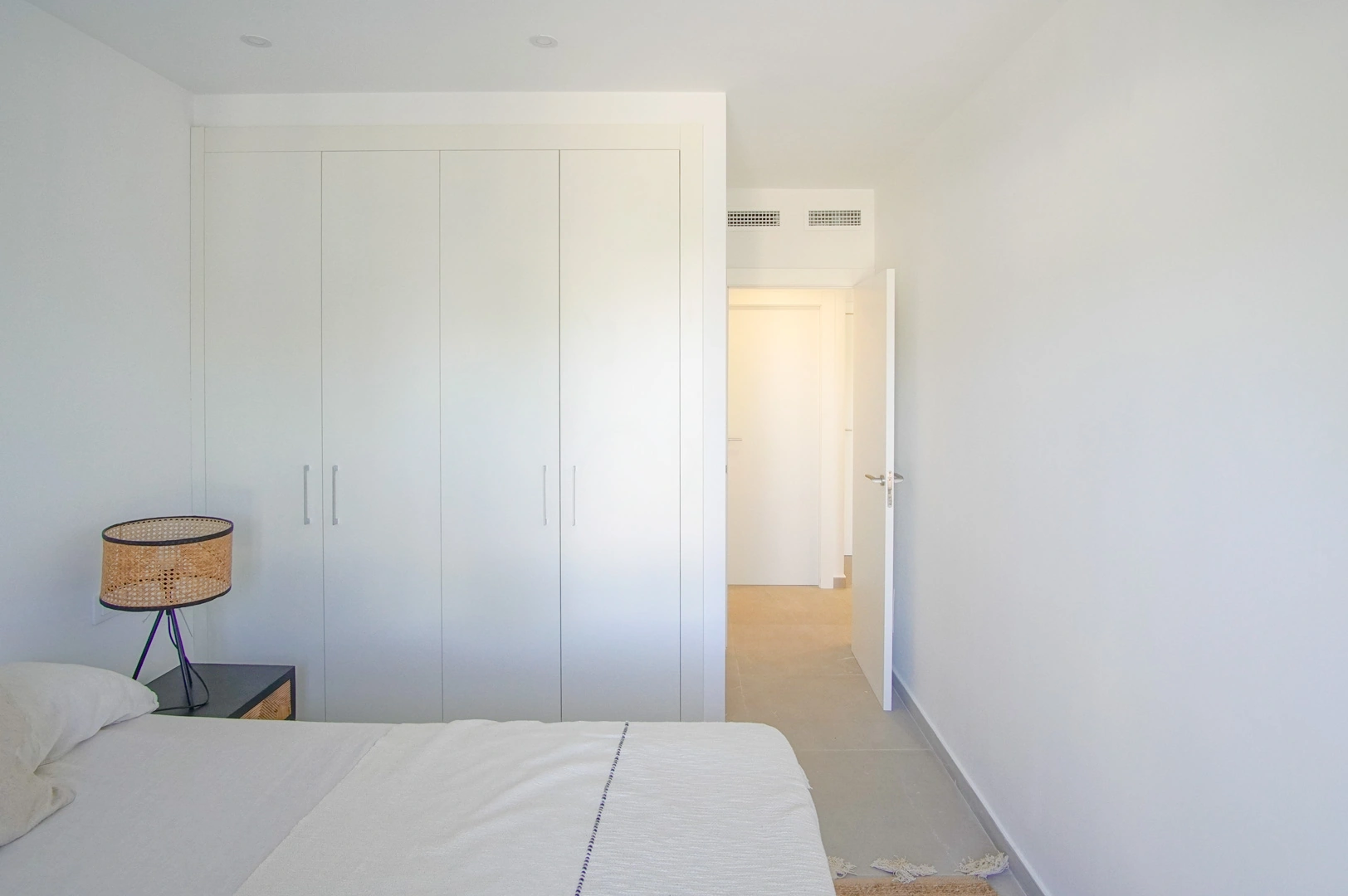 Bajo en venta con espacioso jardín y vistas a la montaña en Denia.
