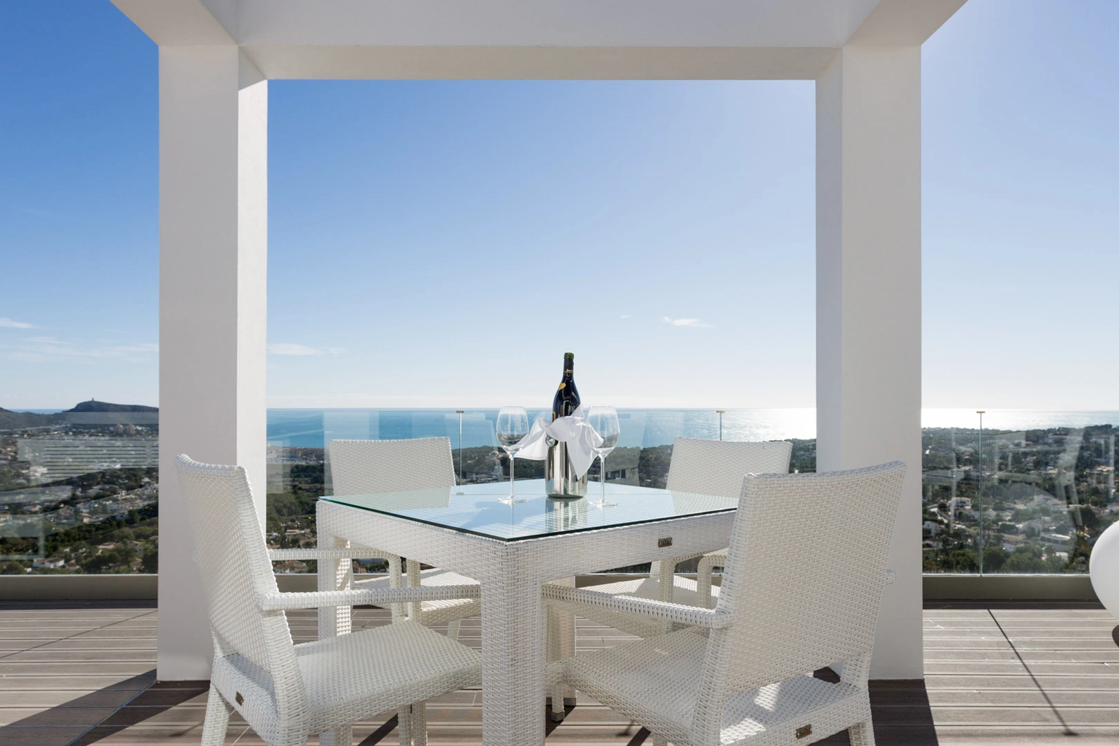 Villa moderna con vistas panoramicas al mar a la venta en Moraira.