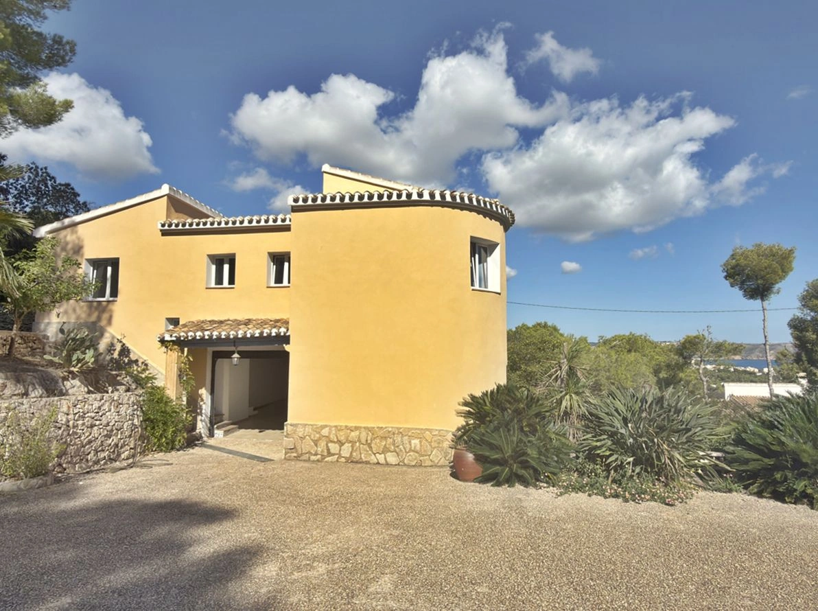 Traditional Villa in Jávea with Spacious Plot and Mediterranean Views