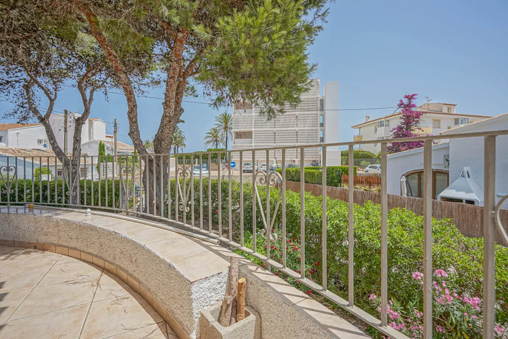 6 slaapkamer villa op 50 meter van het strand te koop in Jávea