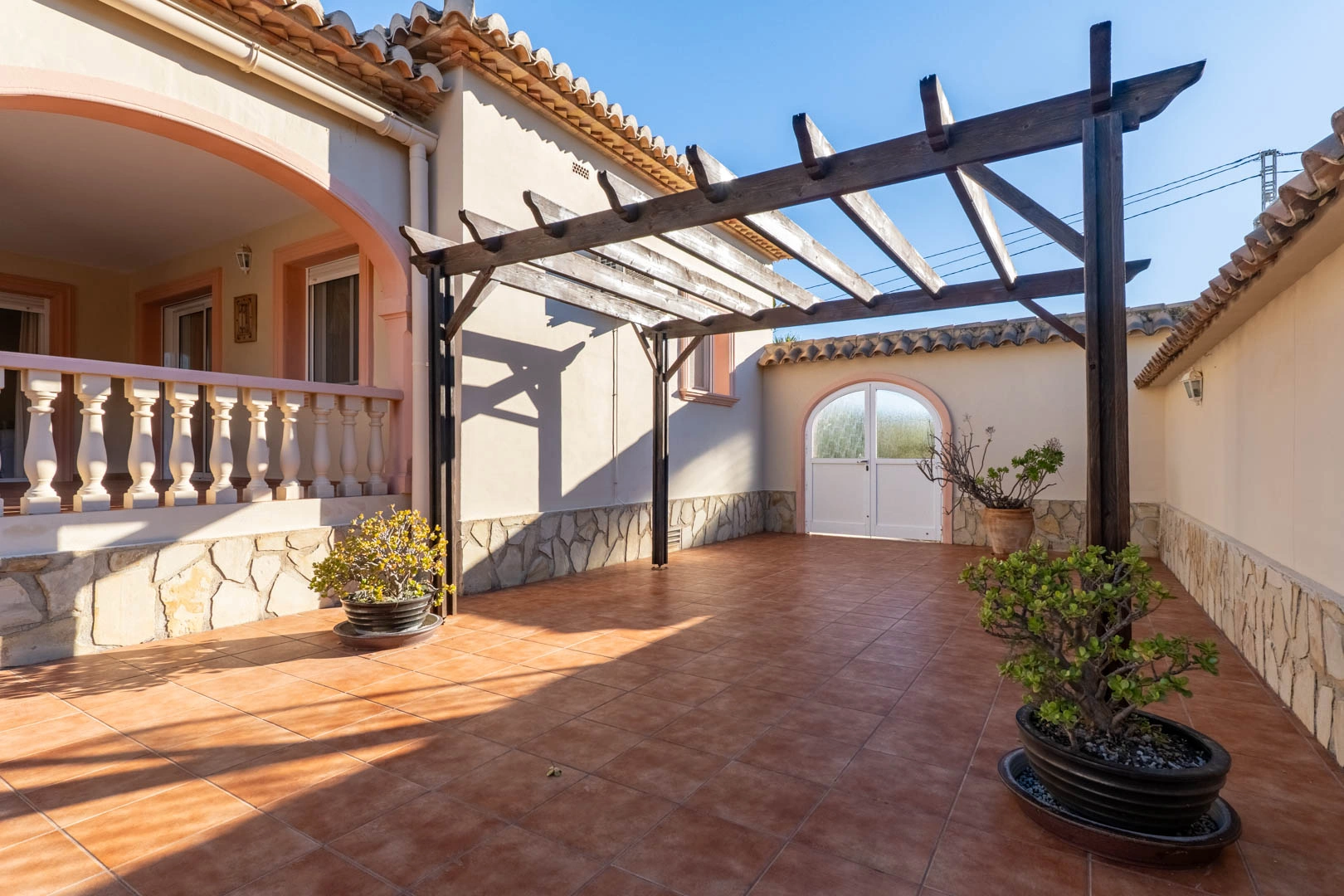 Villa de estilo mediterráneo a la venta en Jalón