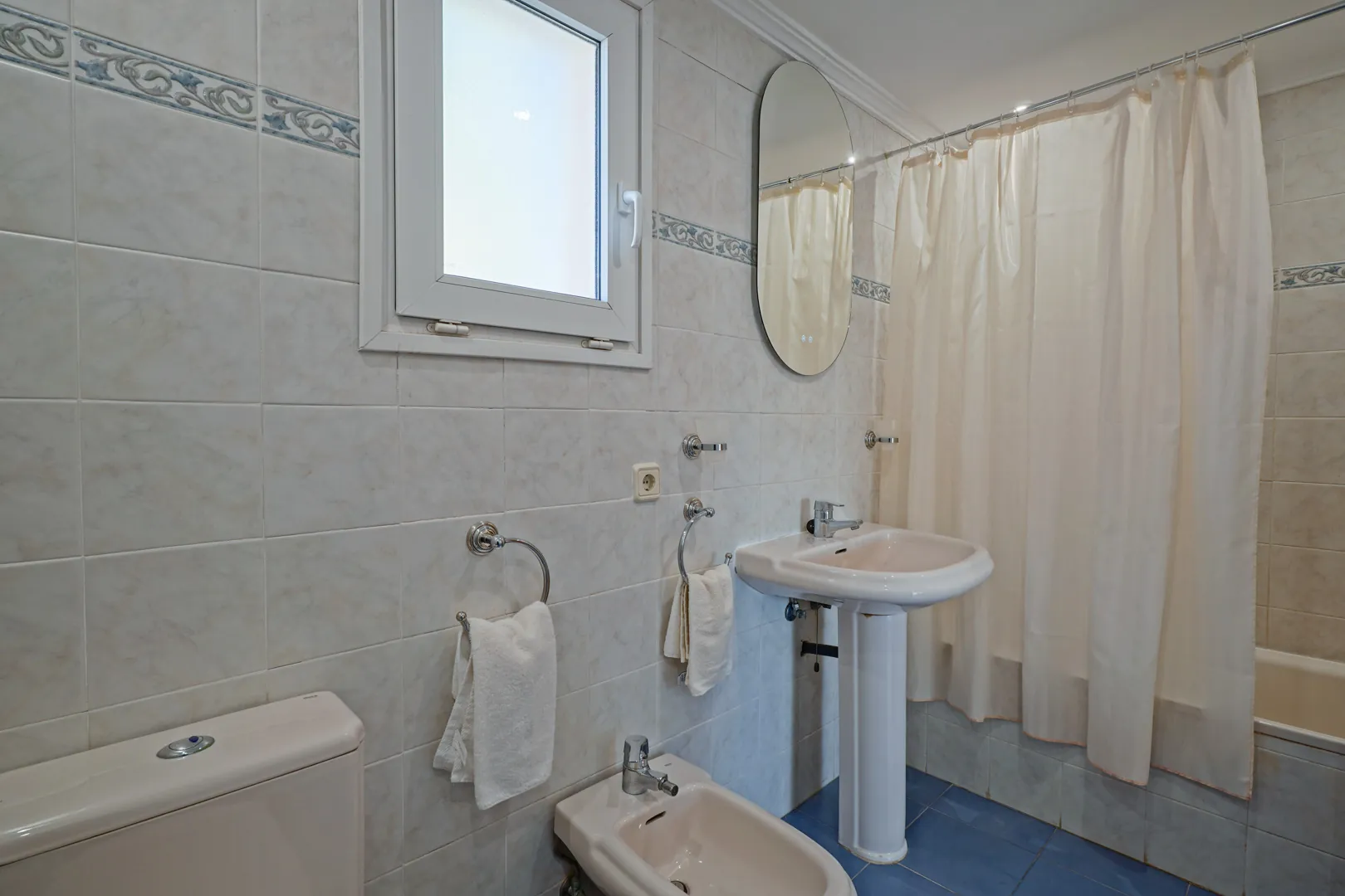 Exclusive triplex just a step away from Arenal: comfort, lifestyle, and unbeatable location.