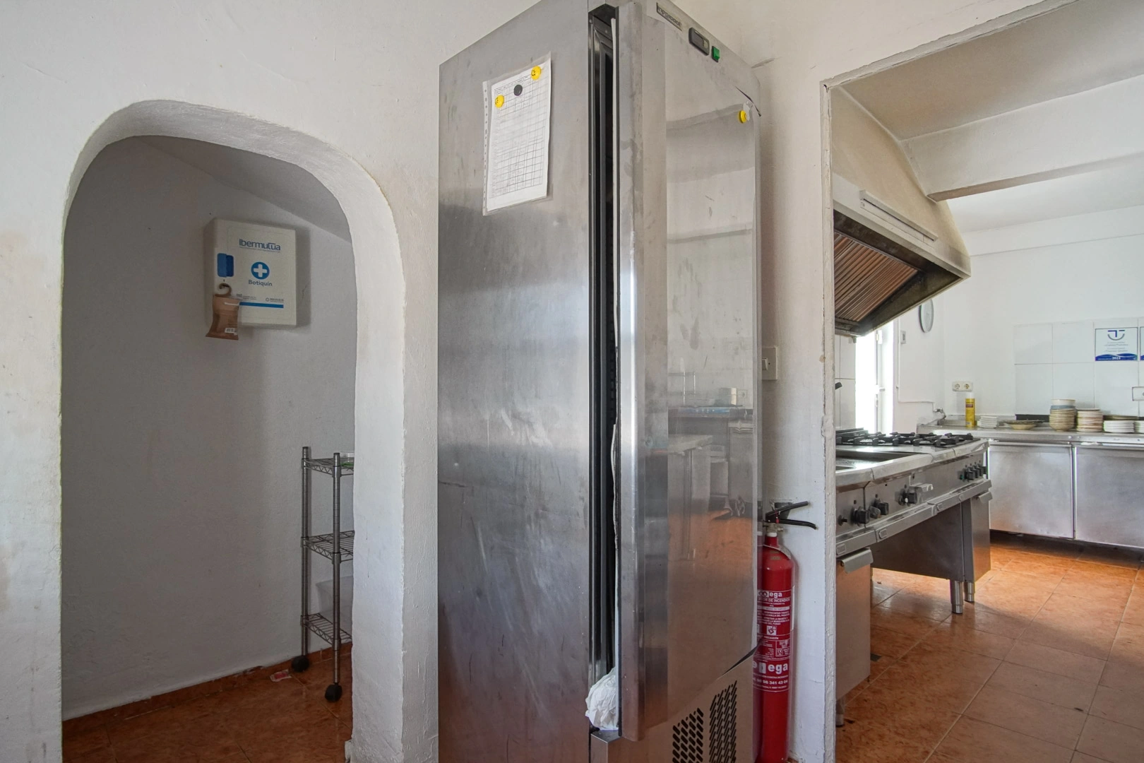 Villa y comercio con vistas parciales al mar a la venta en Las Rotas, Denia