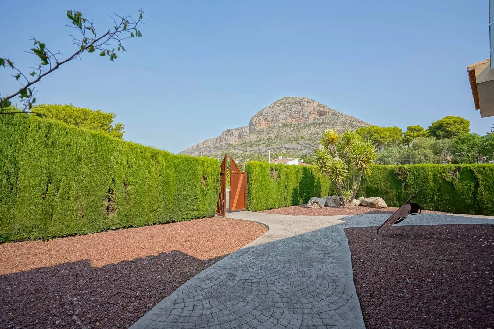 Local Comercial Multifuncional en Venta en una Ubicación Estratégica en Jávea