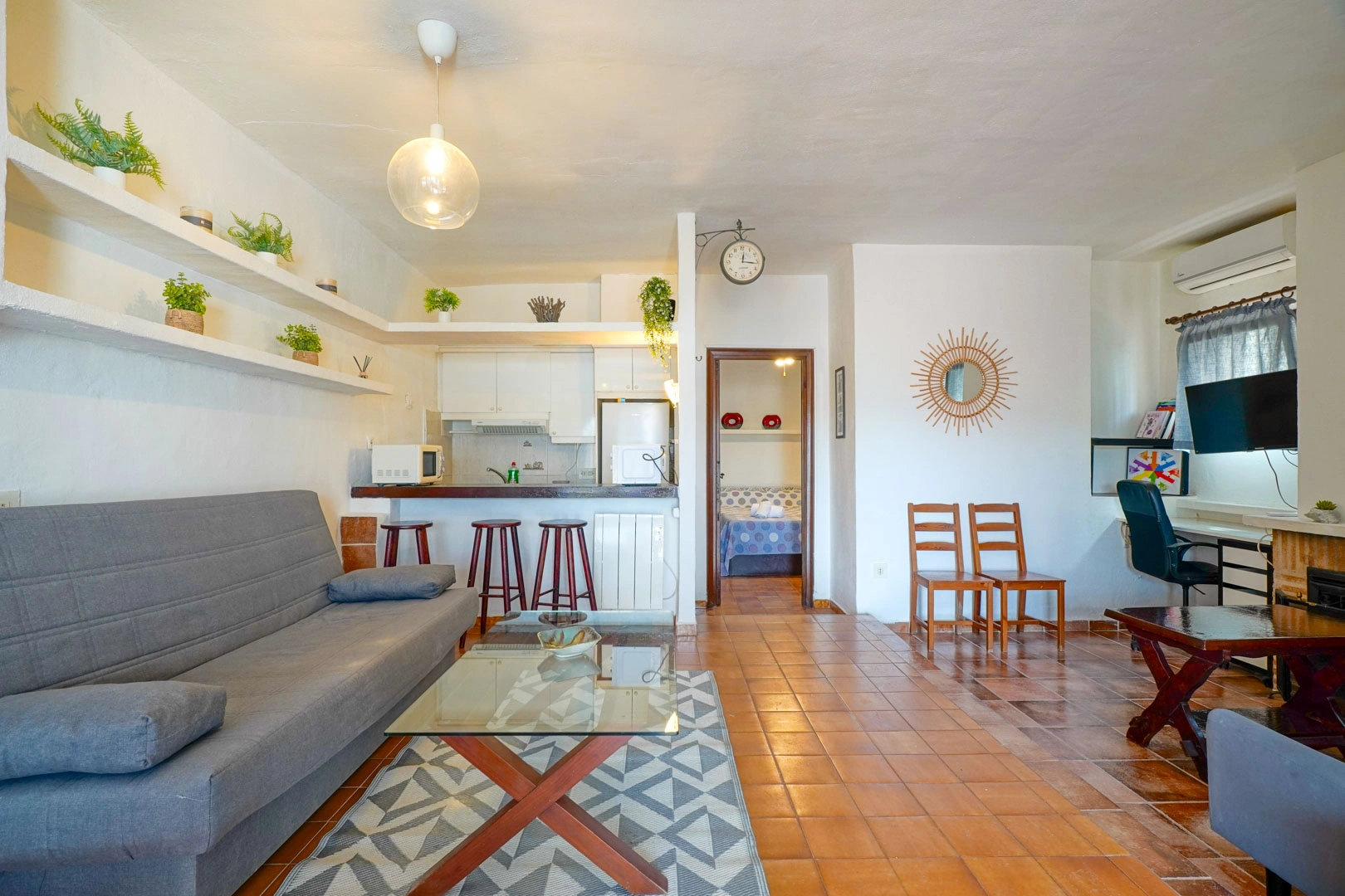 Elegante Apartamento con Terraza y Vistas Abiertas en Moraira