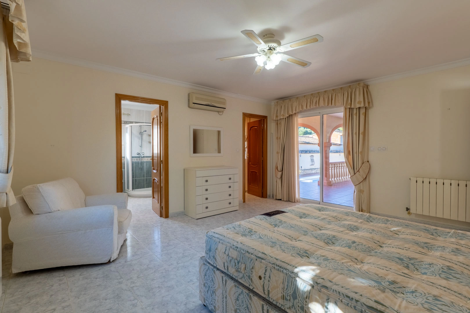 Villa de estilo mediterráneo a la venta en Jalón