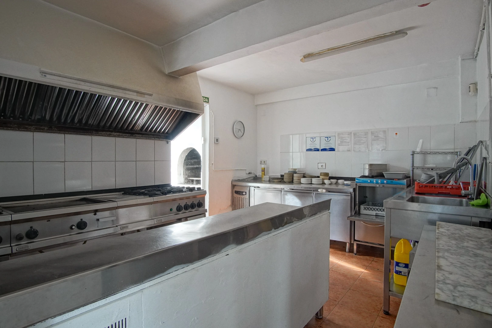 Villa y comercio con vistas parciales al mar a la venta en Las Rotas, Denia