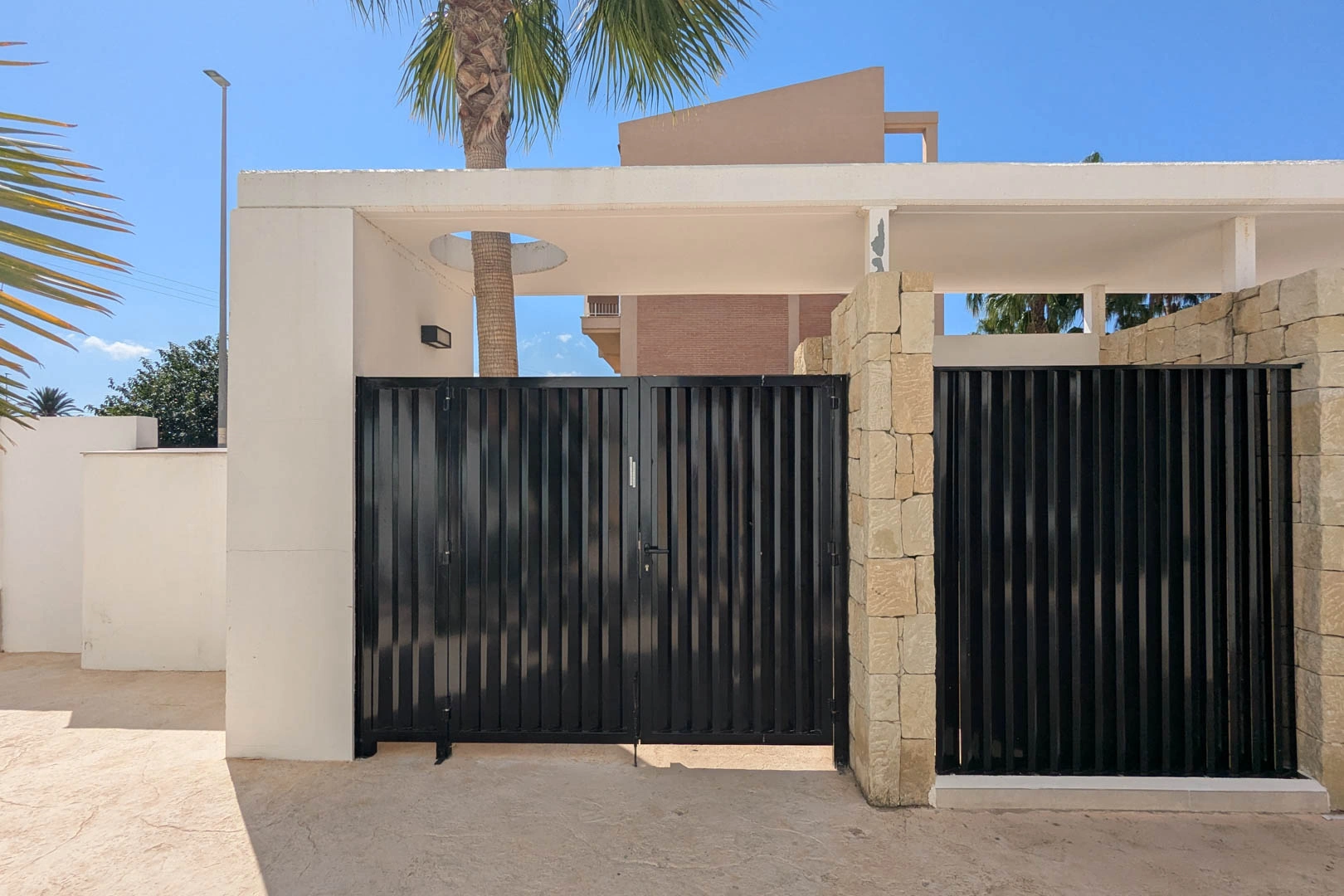 Ático con amplia terraza, en primera linea con vistas al mar y montaña, a la venta en Denia.