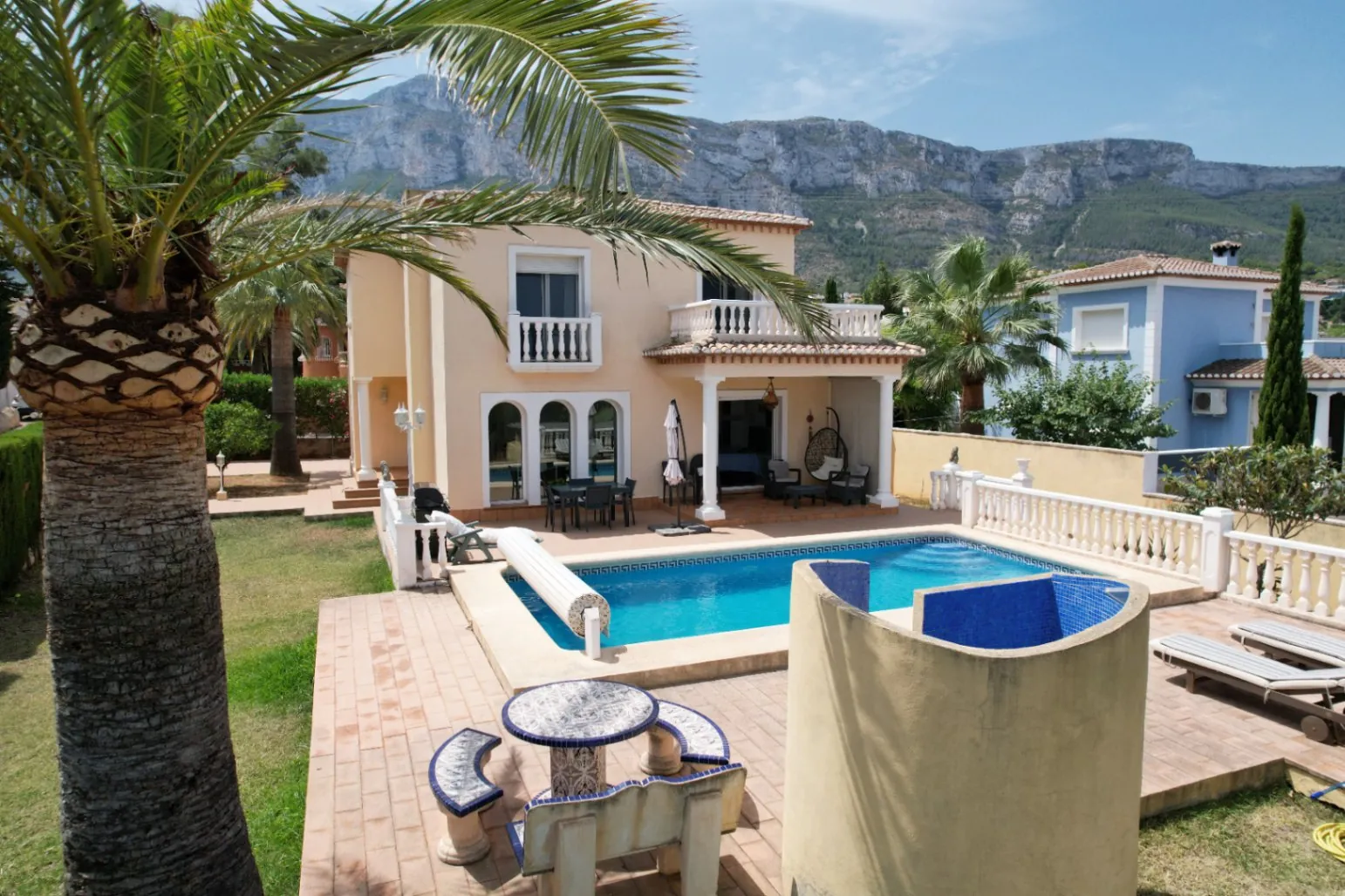 Villa avec 4 chambres à vendre à Dénia, proche des commerces et du centre-ville.
