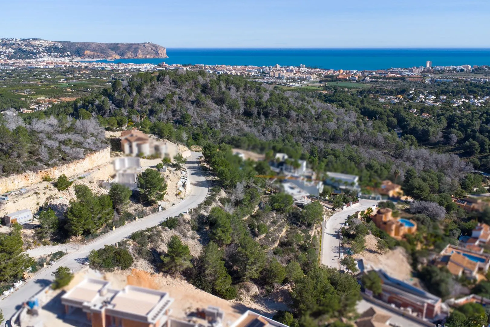 Terreno edificable con vistas al mar, libre de constructor, en venta en Jávea.