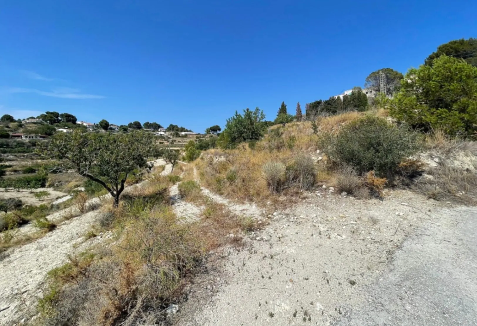 Traditional villa project with building permit for sale on a large plot in Benissa.