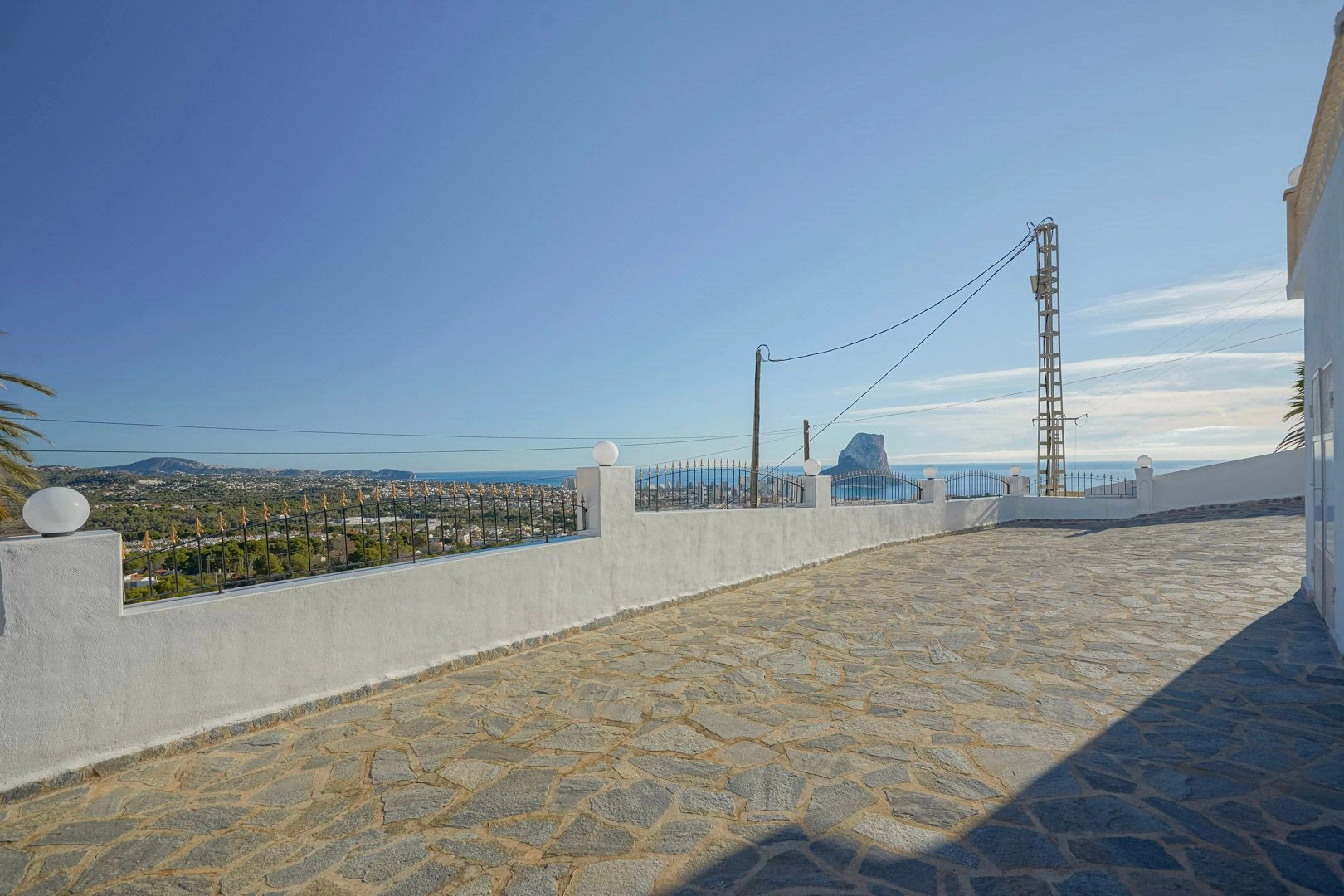 Villa con casa de invitados y vistas panoramicas al mar en venta en Calpe