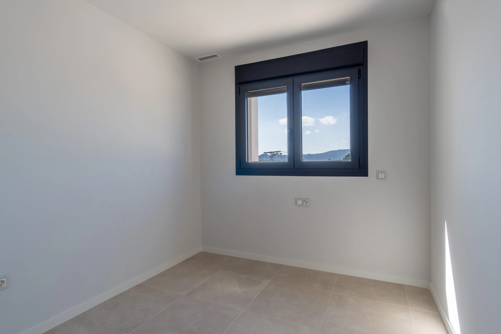 Ático con amplia terraza, en primera linea con vistas al mar y montaña, a la venta en Denia.