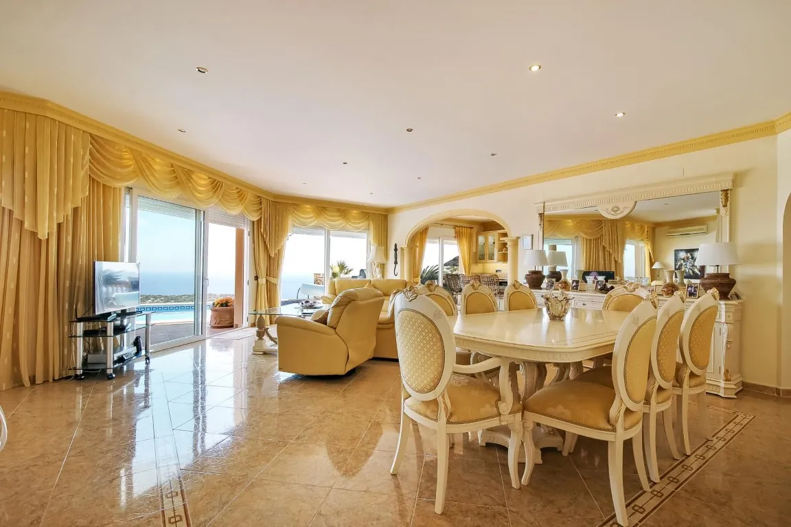 Preciosa villa con vistas panorámicas al mar en venta en Moraira.