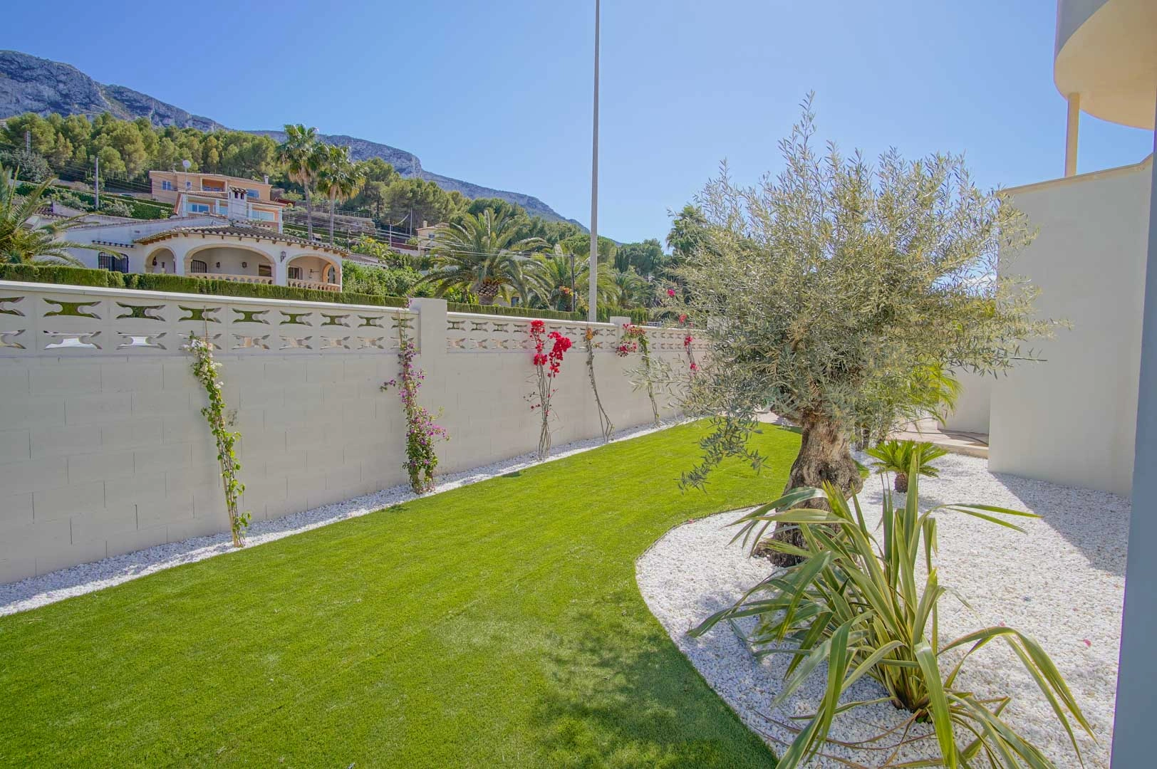 Bajo en venta con espacioso jardín y vistas a la montaña en Denia.
