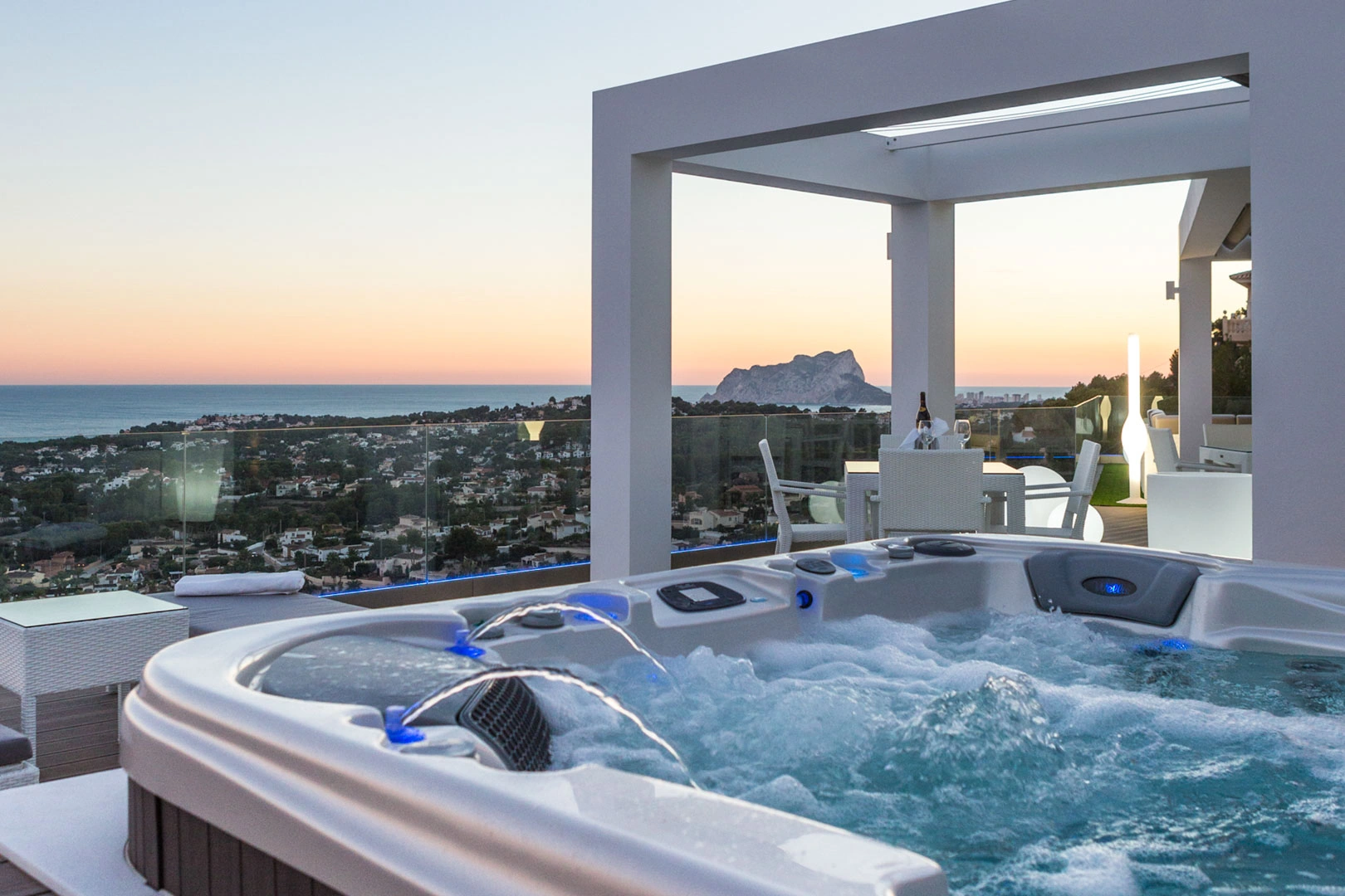 Villa moderna con vistas panoramicas al mar a la venta en Moraira.