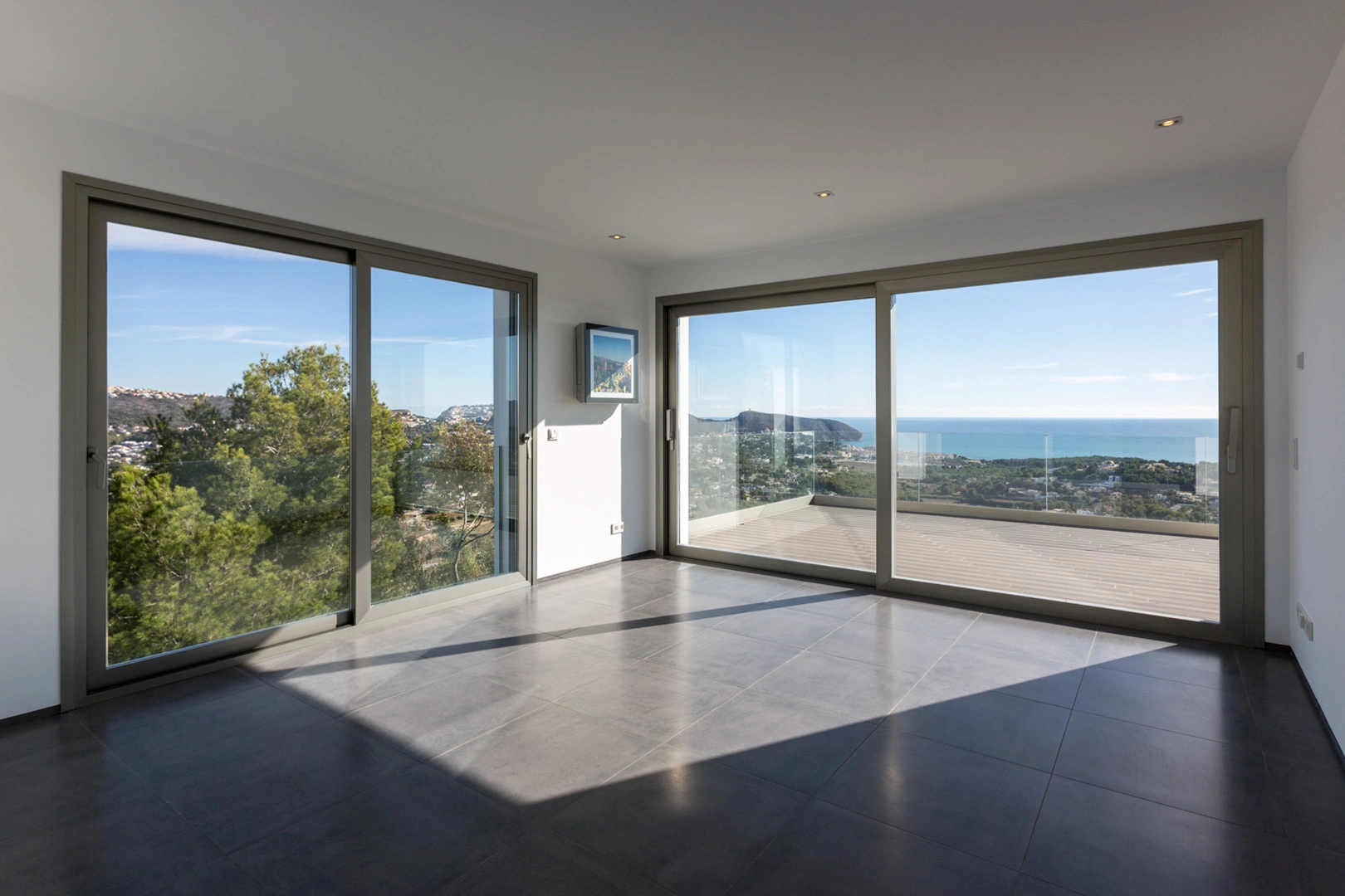 Villa moderna con vistas panoramicas al mar a la venta en Moraira.