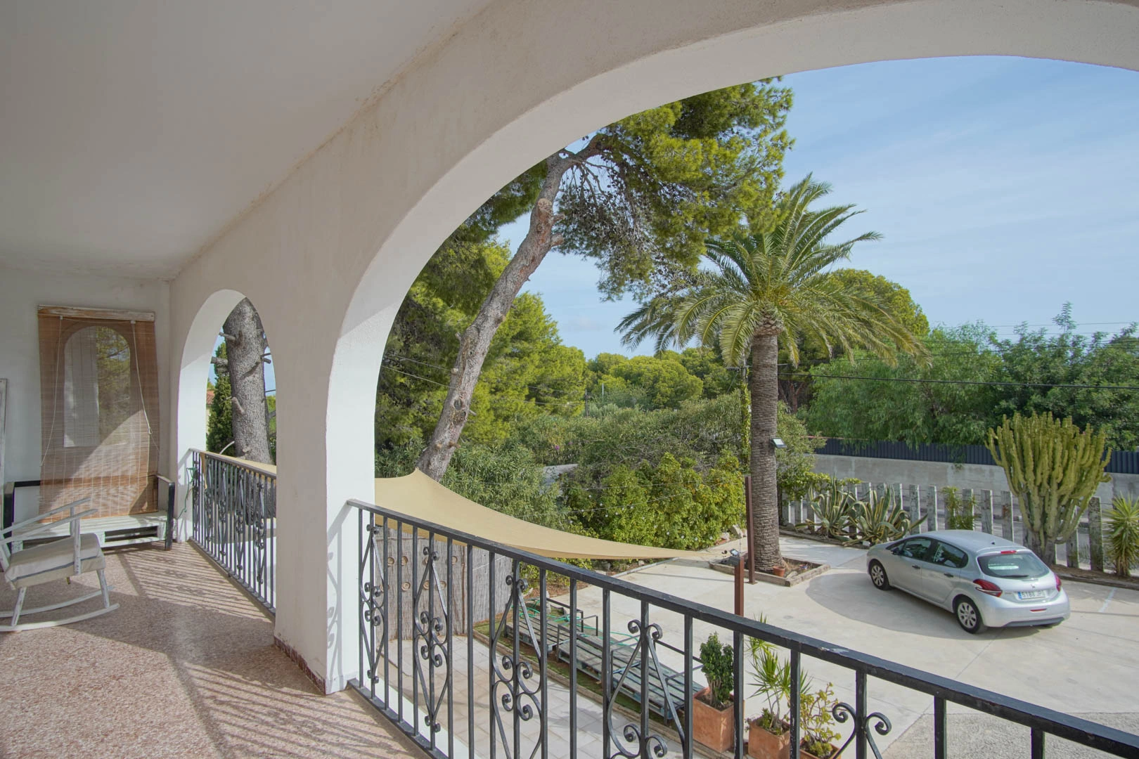 Villa y comercio con vistas parciales al mar a la venta en Las Rotas, Denia