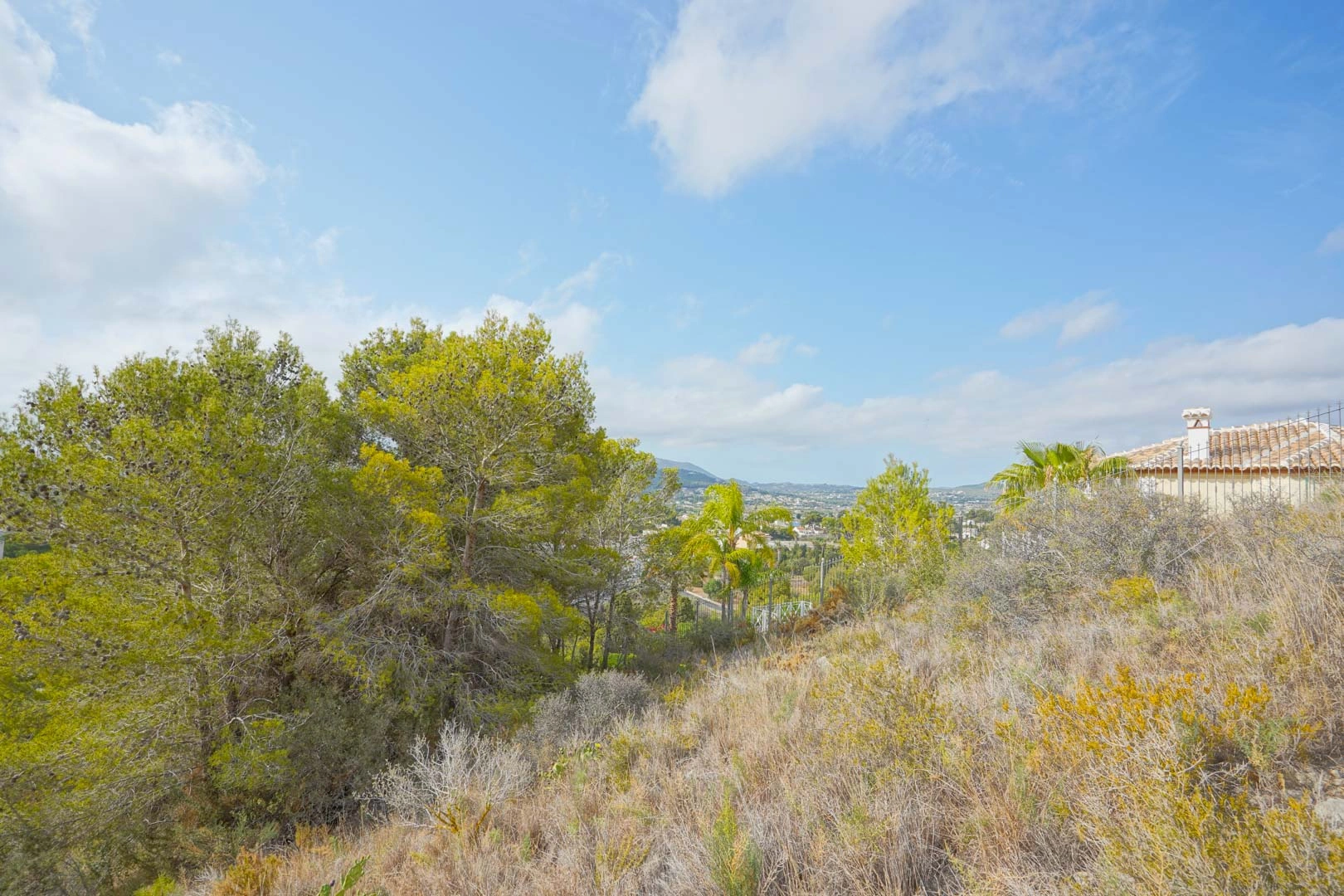 Parcela con vistas al mar cerca del centro de Jávea en venta.