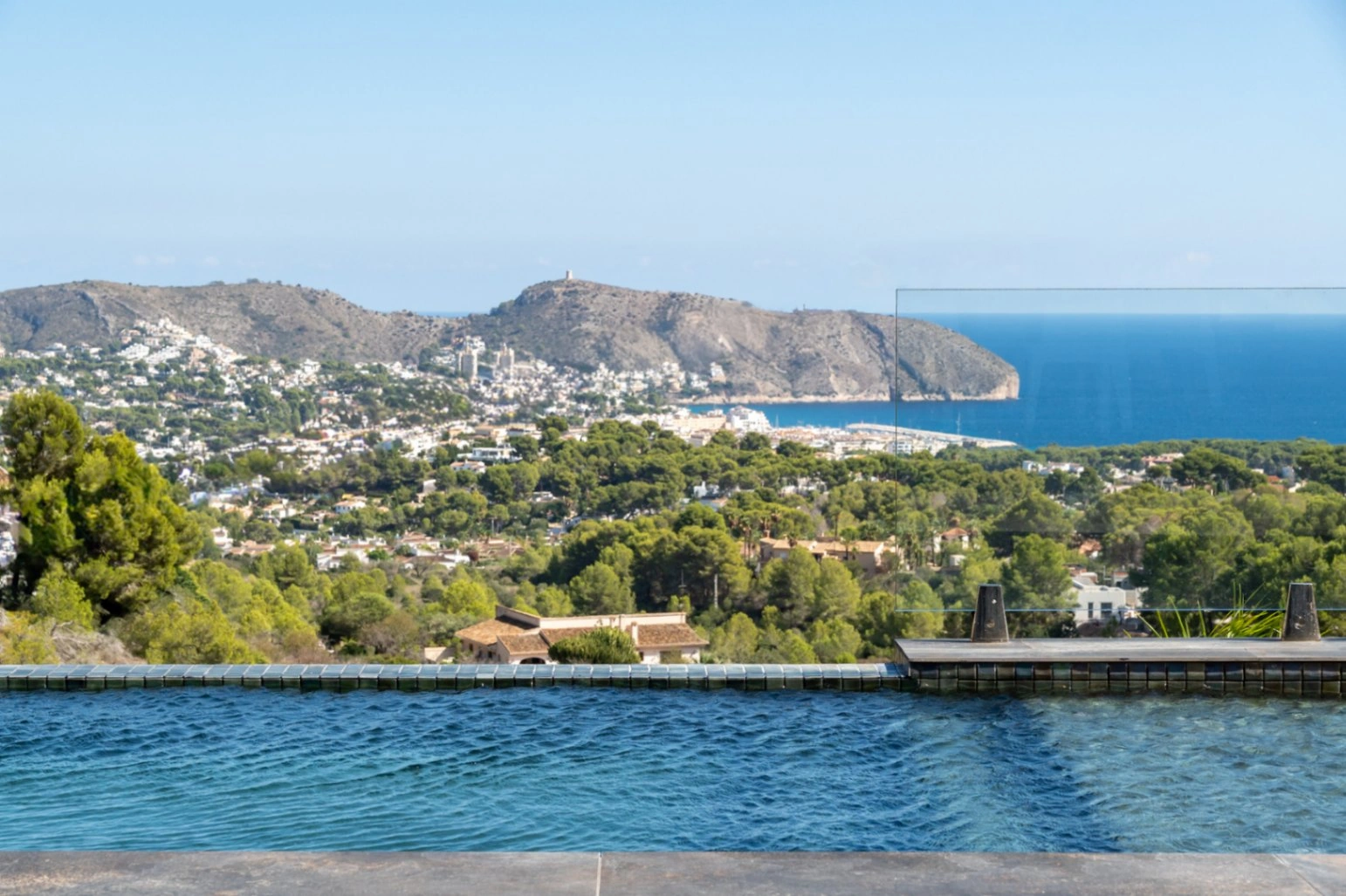 Impactante villa con vistas panorámicas al mar cerca de moraira