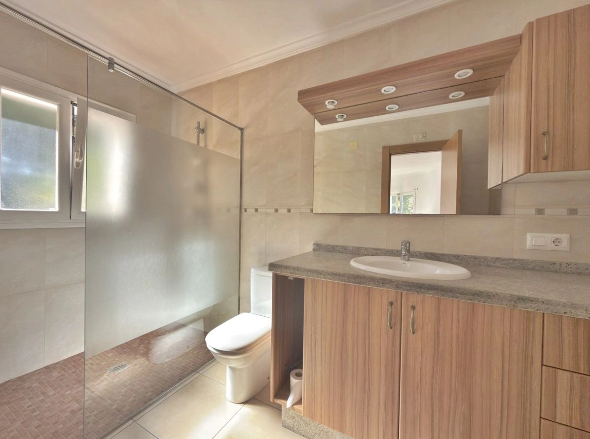 Traditional Villa in Jávea with Spacious Plot and Mediterranean Views