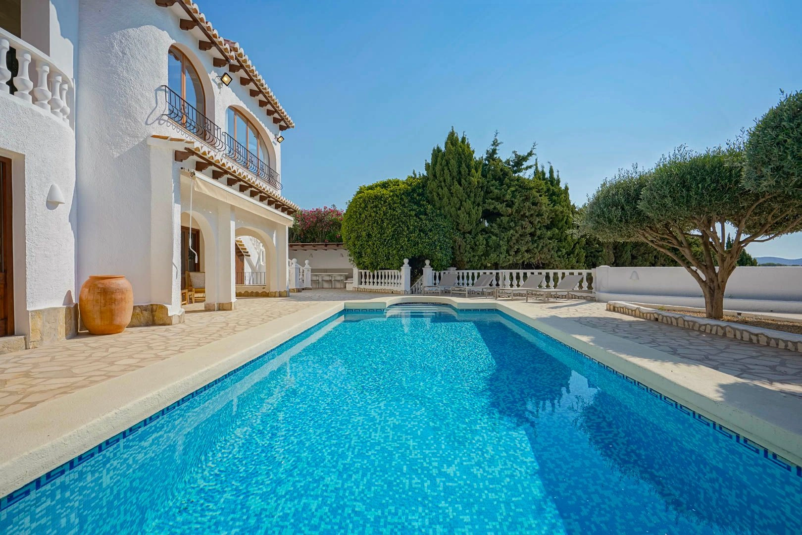 Exklusive renovierte mediterrane Villa mit 4 Schlafzimmern und Meerblick zum Verkauf in Moraira.