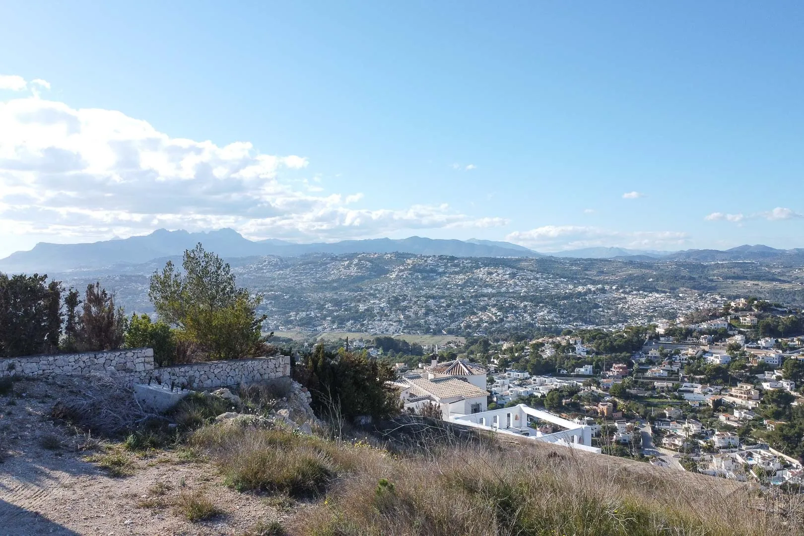 Proyecto de diseño con licencia de obras concedida con vistas panorámicas al mar y a la montaña en venta en Moraira.