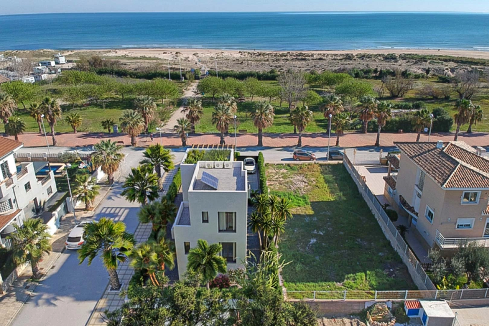 Proyecto de construcción en la playa en venta en Oliva