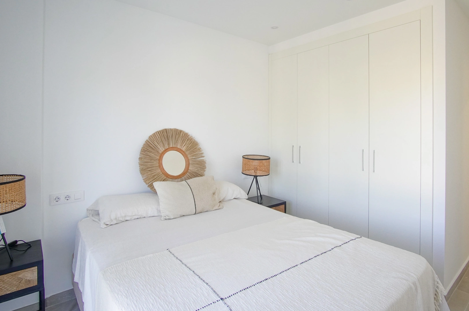 Bajo en venta con espacioso jardín y vistas a la montaña en Denia.