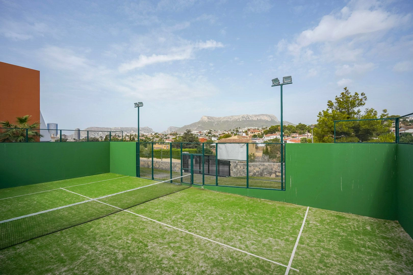Moderne nieuwbouw geschakelde chalet te koop in Calpe