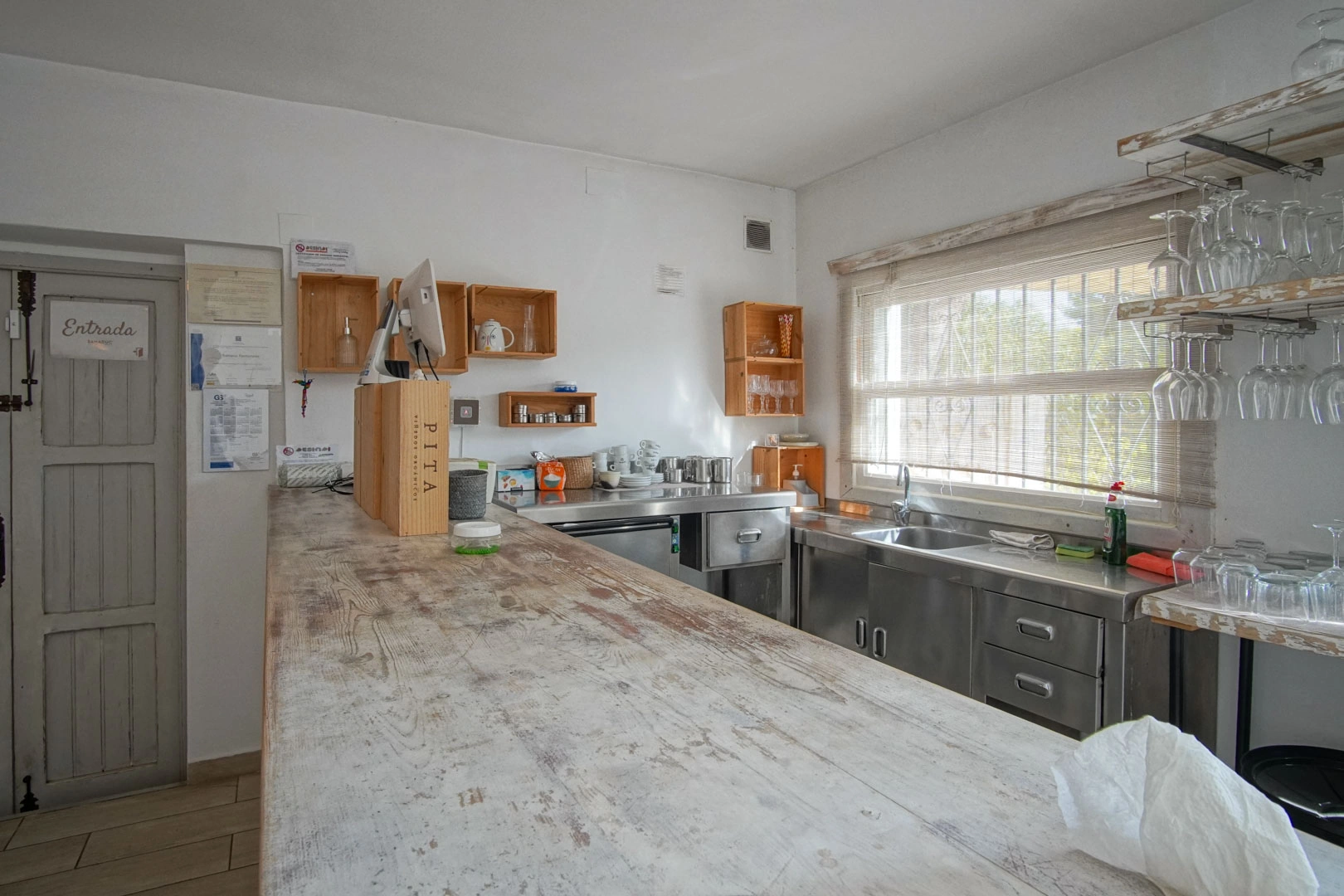 Villa y comercio con vistas parciales al mar a la venta en Las Rotas, Denia