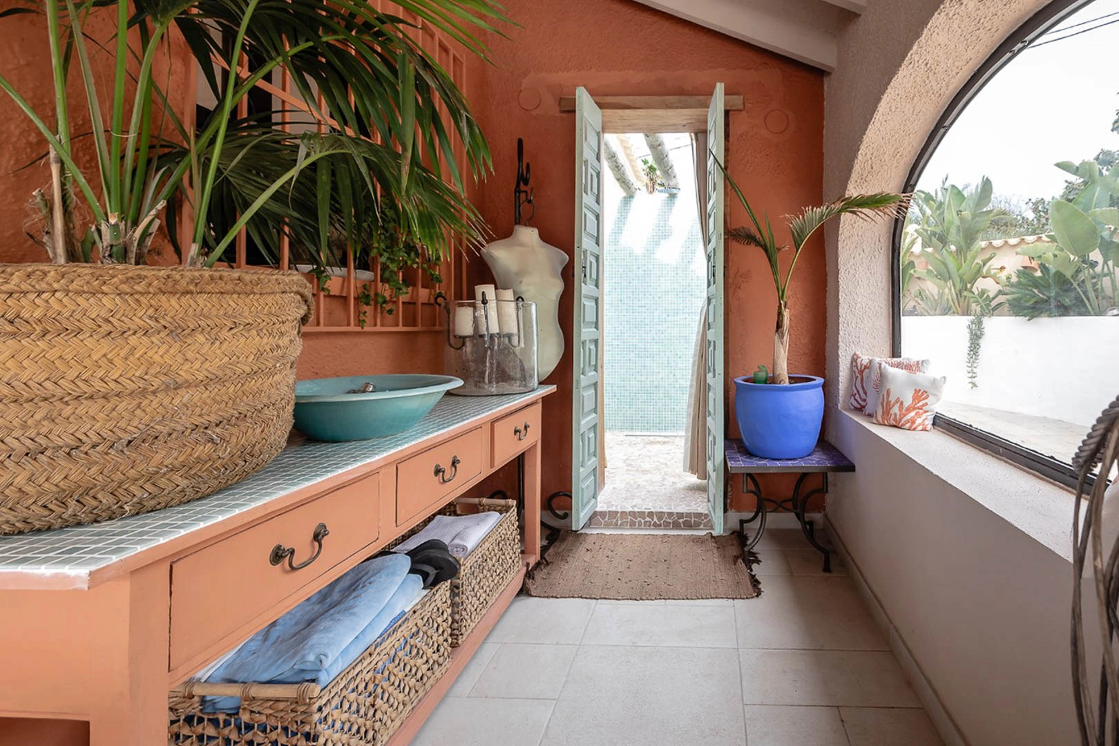 Renovated single-storey villa with pool and garden.