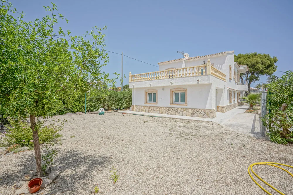 6 slaapkamer villa op 50 meter van het strand te koop in Jávea