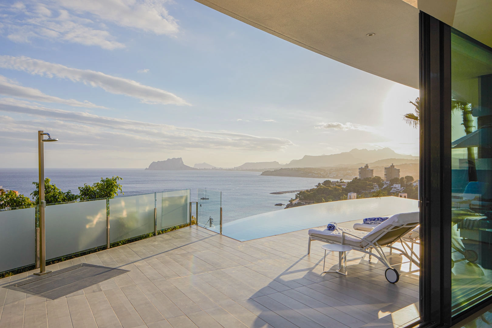 Designer-Villa mit Panoramablick auf das Meer zum Verkauf in El Portet, Moraira
