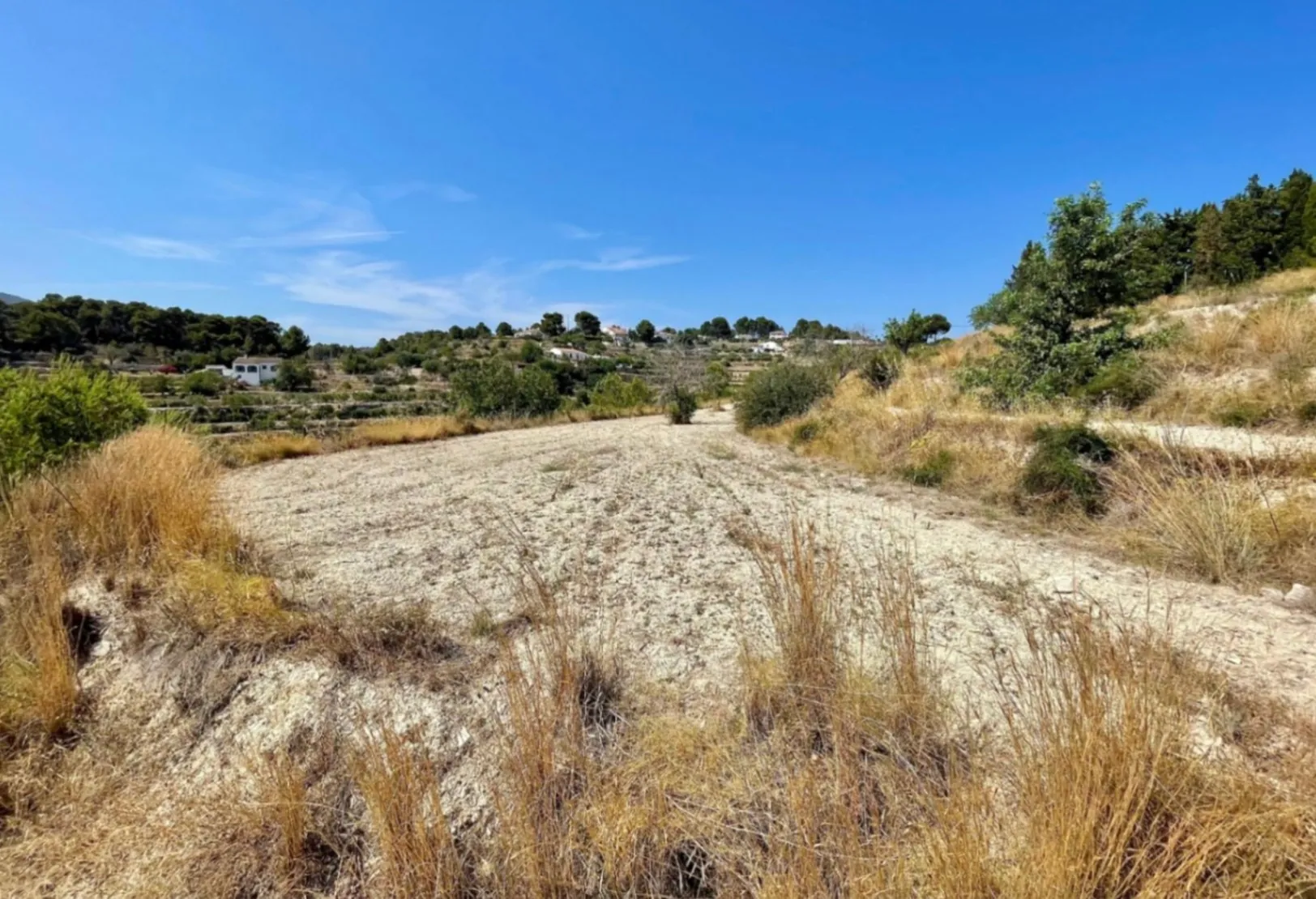Traditional villa project with building permit for sale on a large plot in Benissa.
