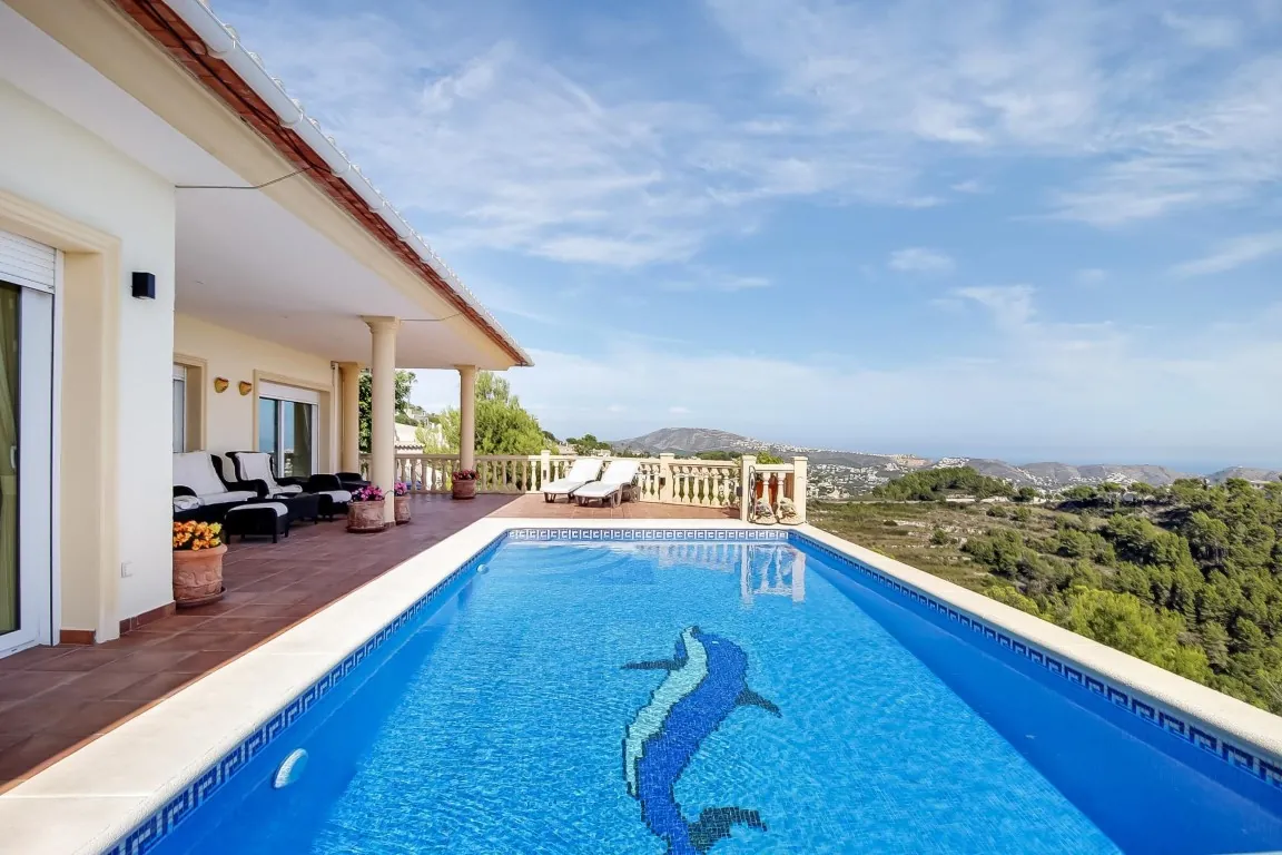 Preciosa villa con vistas panorámicas al mar en venta en Moraira.