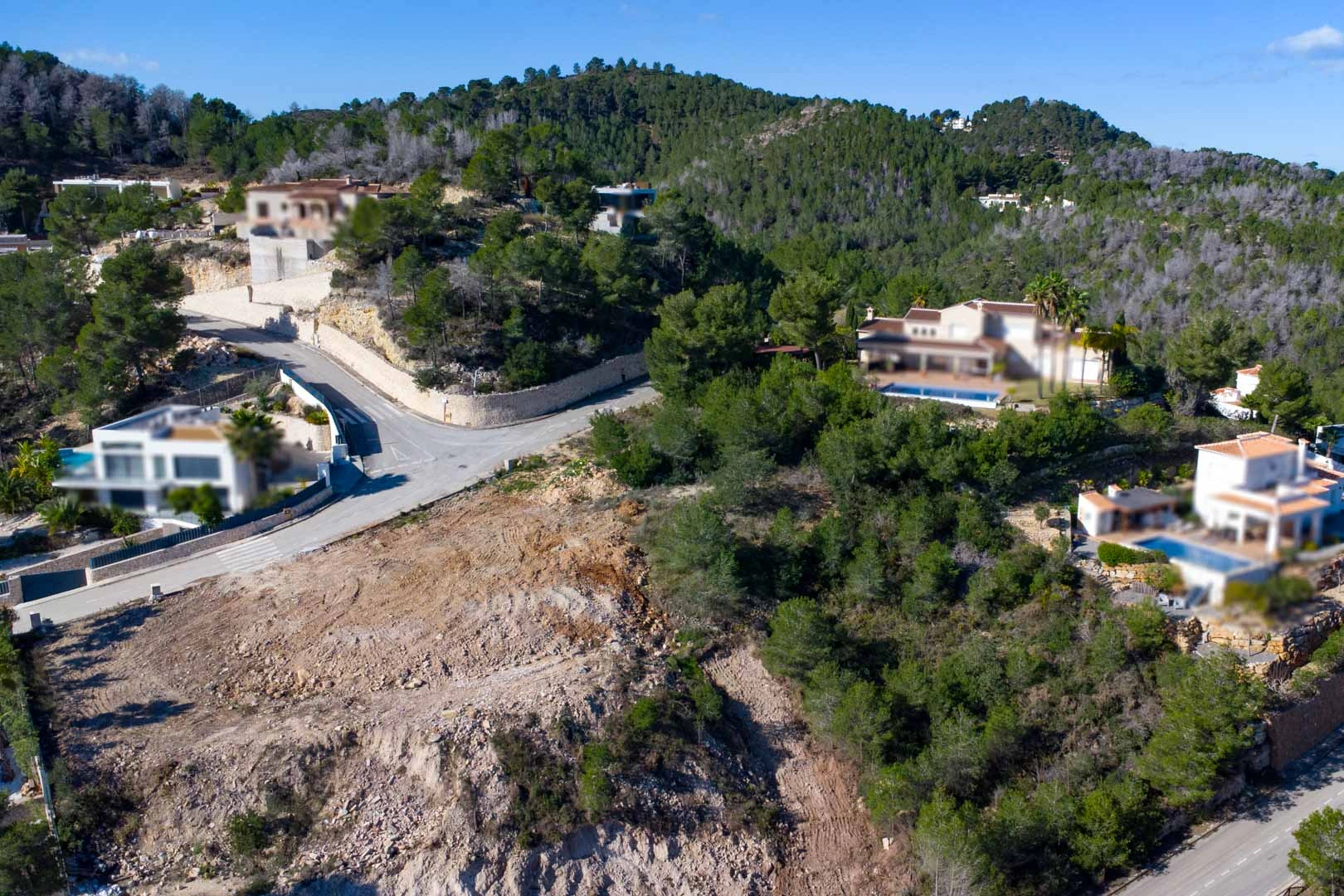 Villa ibicenca elegante con piscina y amplio jardín privado