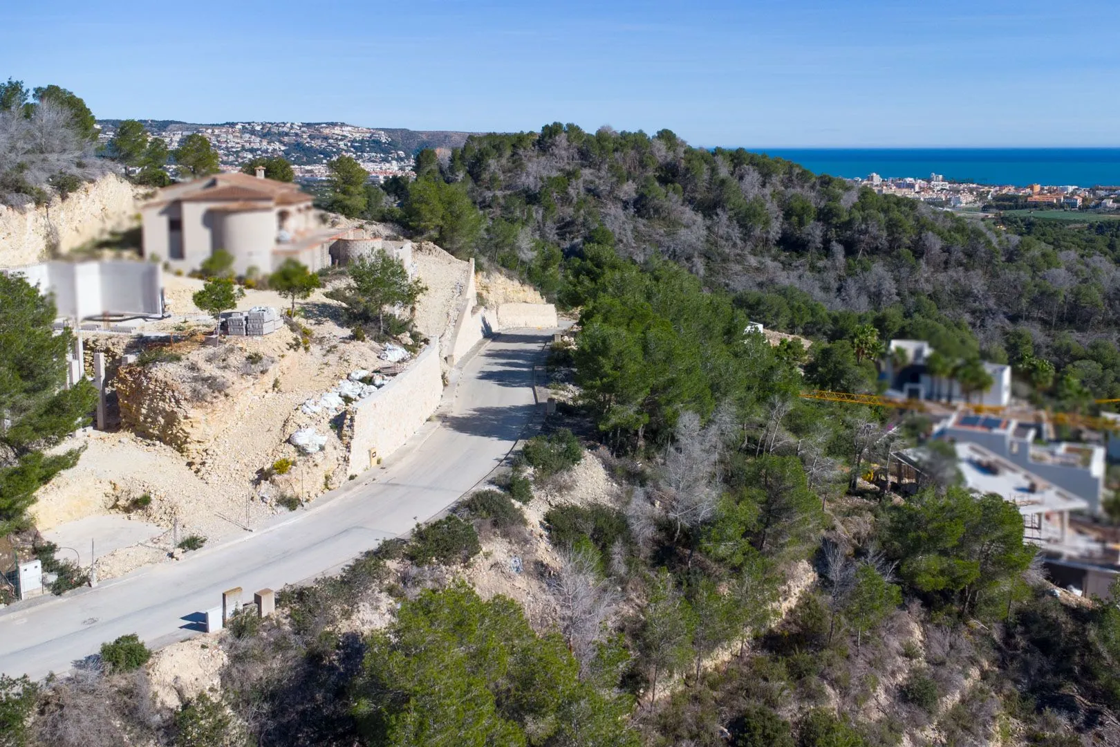 Terreno edificable con vistas al mar, libre de constructor, en venta en Jávea.