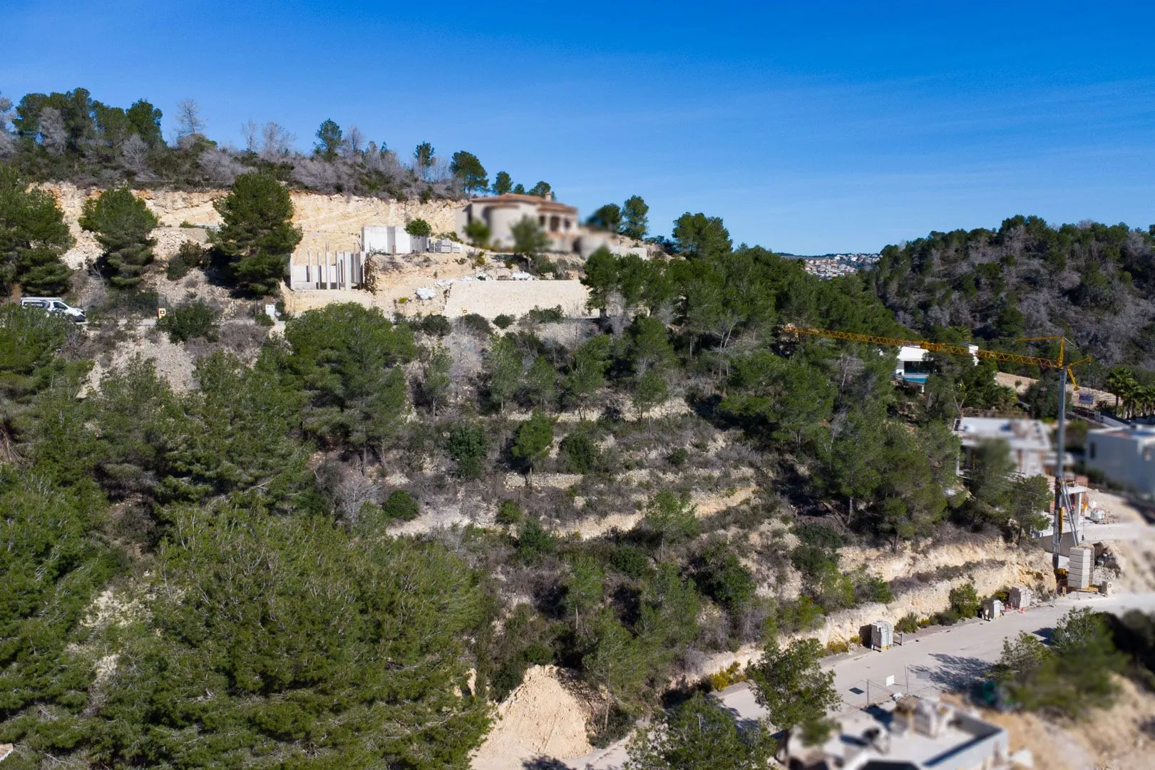 Terreno edificable con vistas al mar, libre de constructor, en venta en Jávea.