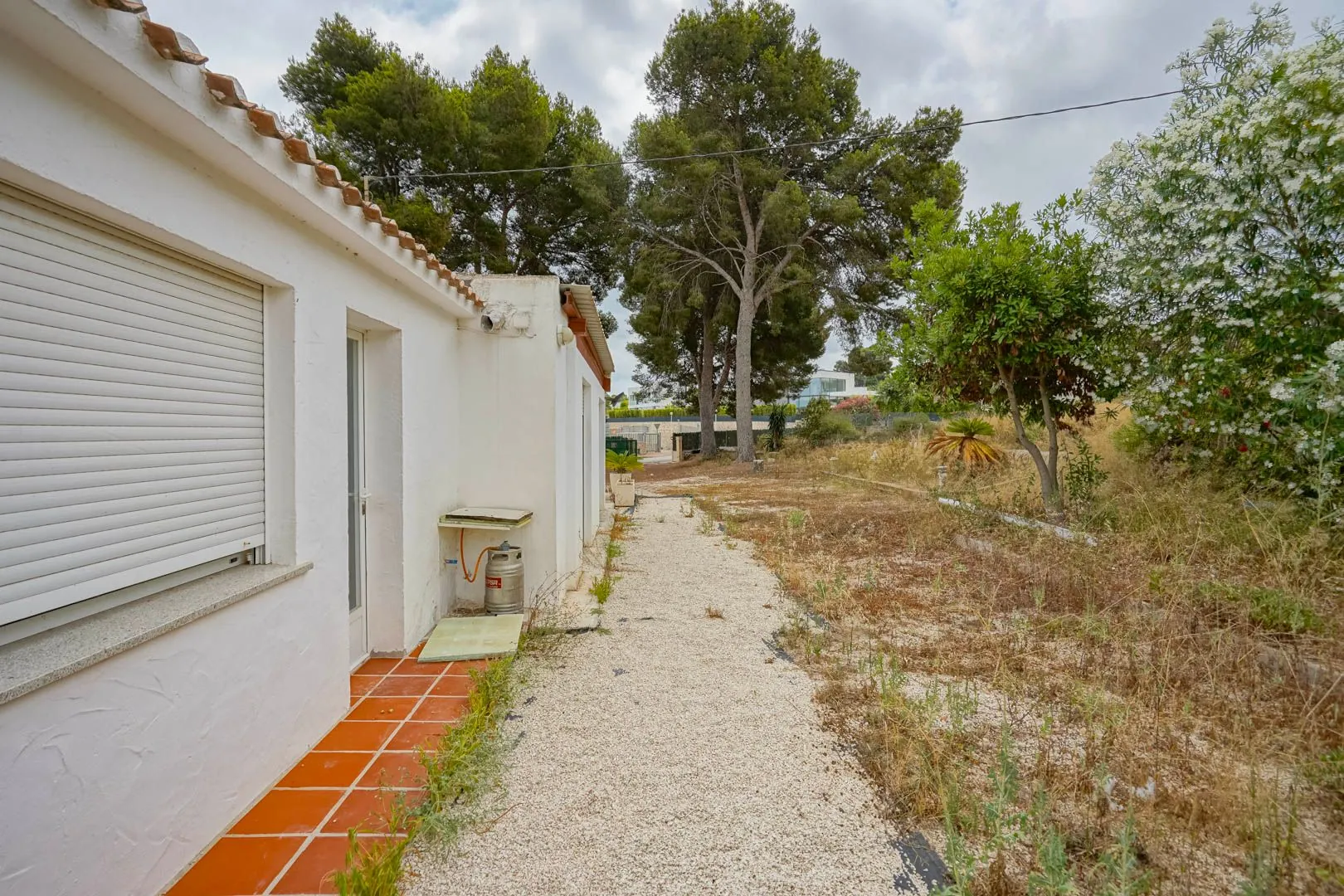 Parcela di 2600 m2 con casa in vendita a pochi passi dalla spiaggia di sabbia a Jávea.