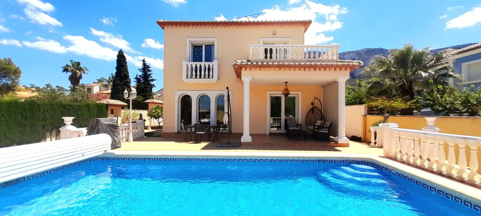Villa avec 4 chambres à vendre à Dénia, proche des commerces et du centre-ville.