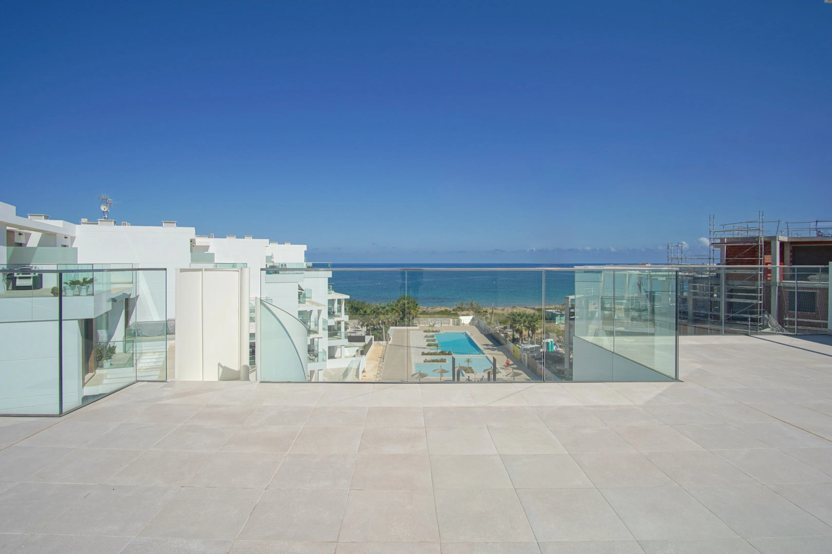 Ático con amplia terraza, en primera linea con vistas al mar y montaña, a la venta en Denia.
