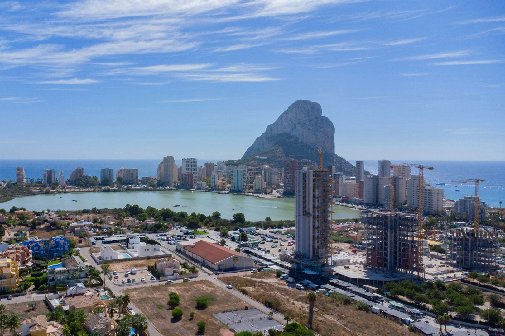 Villa reformada de 5 dormitorios en venta a 500m de la playa y centro de Calpe