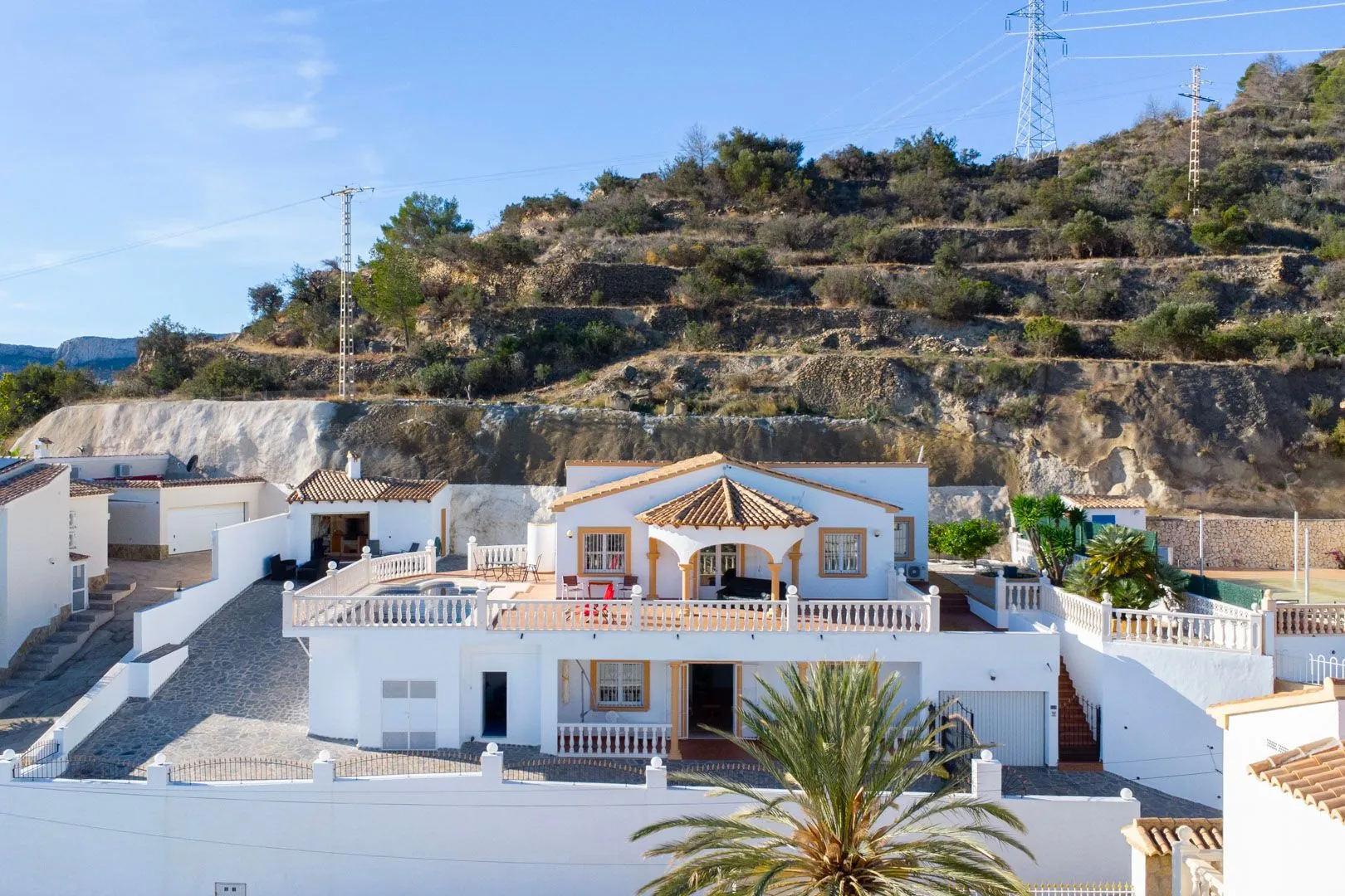 Villa con casa de invitados y vistas panoramicas al mar en venta en Calpe