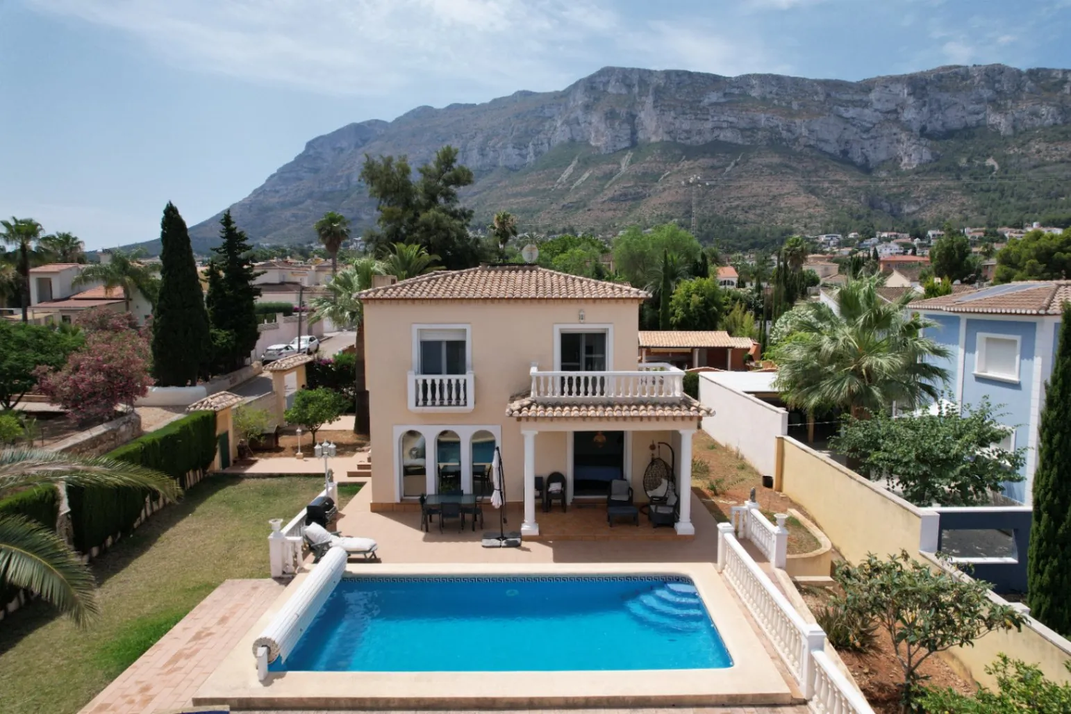Villa avec 4 chambres à vendre à Dénia, proche des commerces et du centre-ville.