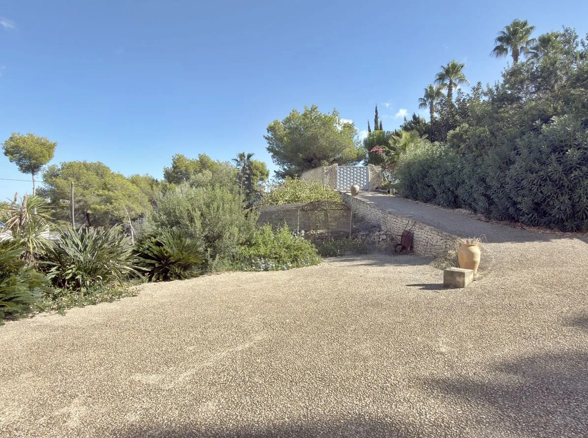 Traditional Villa in Jávea with Spacious Plot and Mediterranean Views