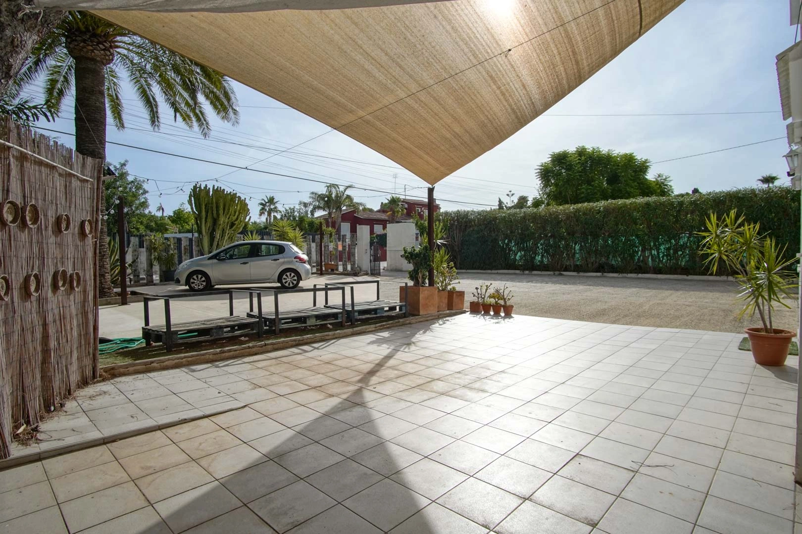 Villa y comercio con vistas parciales al mar a la venta en Las Rotas, Denia
