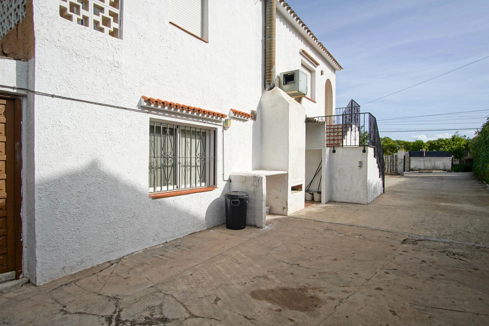 Villa y comercio con vistas parciales al mar a la venta en Las Rotas, Denia