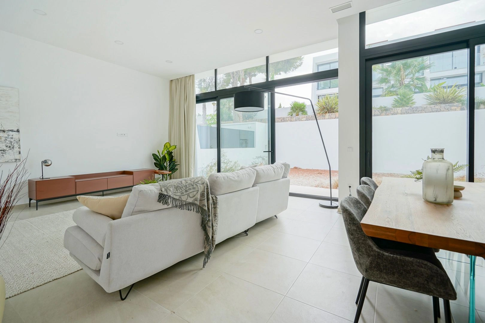 Moderne nieuwbouw geschakelde chalet te koop in Calpe